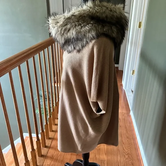 Michael Kors❤️ Sweater Poncho w/Faux Fur Collar~Sz~Med~Dark Carmel Color NWT - Picture 2 of 8